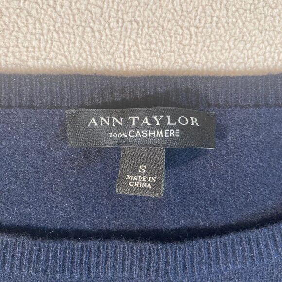 Ann Taylor Cashmere Sweater Sz Small Navy Round Neck Long Sleeve Quiet Luxury - Picture 2 of 8